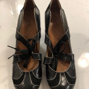 Maya Round toe leather heel. Size: 8